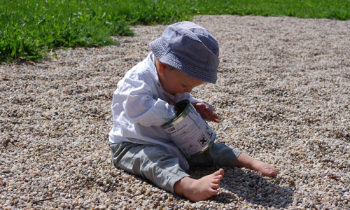 Matěj se bav&iacute; po sv&eacute;m, na&scaron;el plechovku a m&aacute; kolem kam&iacute;nky.