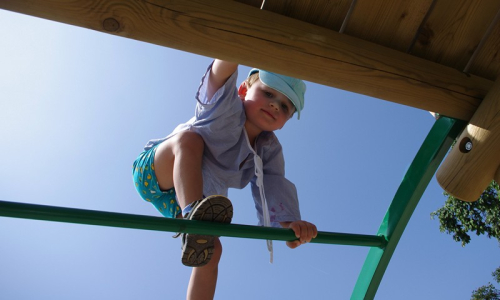 &Scaron;imon leze po prol&eacute;začce jako opič&aacute;k.