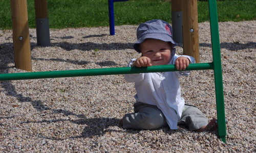 Matěj u prol&eacute;začky, zat&iacute;m se jen kouk&aacute;.