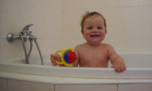 Matěj po dom&aacute;c&iacute; koupeli, čir&aacute; spokojenost.