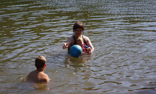 Matěj je nad&scaron;en&yacute; a už&iacute;v&aacute; si koup&aacute;n&iacute; s maminkou.