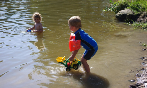 &Scaron;imon v koupac&iacute;m oblečku kouk&aacute; na holčičku.