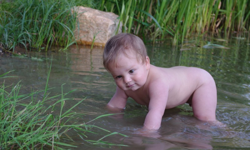 Matěj ve vodě, neboj&iacute; se, leze &uacute;plně s&aacute;m.
