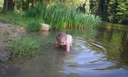 Maťoch se brod&iacute; na kraji rybn&iacute;ka a nic mu nechyb&iacute;.