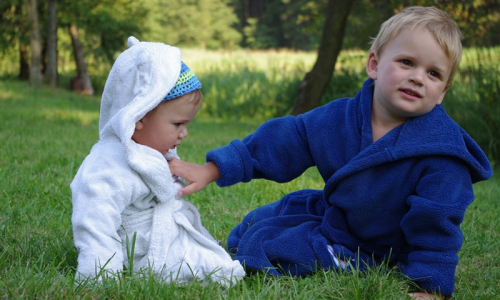 &Scaron;imonek utě&scaron;uje Maťocha, oba kluci jsou v županech.