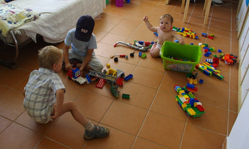 &Scaron;imonek s Maťochem a M&iacute;&scaron;a si hraj&iacute;.