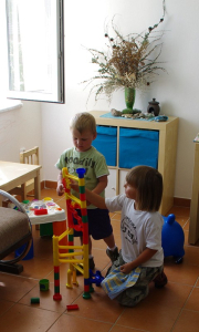 &Scaron;imon s M&iacute;&scaron;ou stav&iacute; kuličkovou dr&aacute;hu.