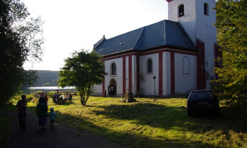Přich&aacute;z&iacute;me ke kostelu v zanikl&eacute; vesnici Zahr&aacute;dka, za kostelem je Želivka.
