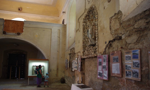 Mark&eacute;tka s kluky uvnitř kostela bez jak&yacute;chkoliv ozdob.