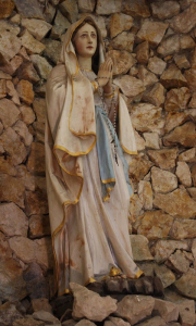 Jen samotn&aacute; madona zde stoj&iacute;, jinak je kostel zcela bez ozdob.