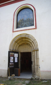 Port&aacute;l kostela je pěkn&yacute; a zaj&iacute;mavě seskl&aacute;dan&yacute;.