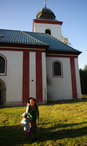 Mark&eacute;tka s kluky před kostelem.