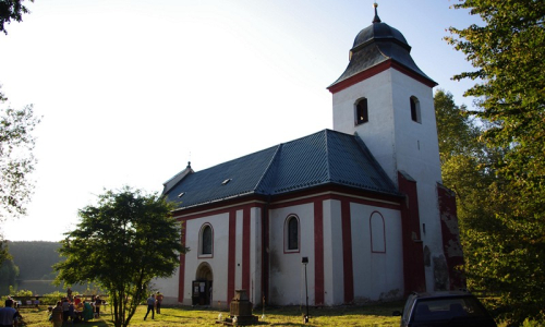 Pohled na cel&yacute; kostel, kter&yacute; přežil zatopen&iacute; obce.