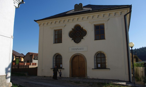 &Uacute;sovsk&aacute; synag&oacute;ga, venkovn&iacute; pohled.