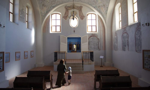 Mark&eacute;tka s &Scaron;imonem v &Uacute;sovsk&eacute; synag&oacute;ze.