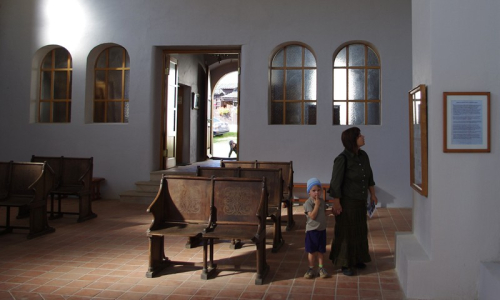 Vnitřek synagogy zdob&iacute; i původn&iacute; lavice.