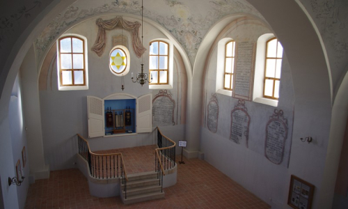 Pohled z galerie synagogy.