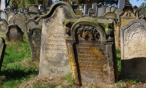 Detail židovsk&yacute;ch n&aacute;hrobn&iacute;ch kamenů.
