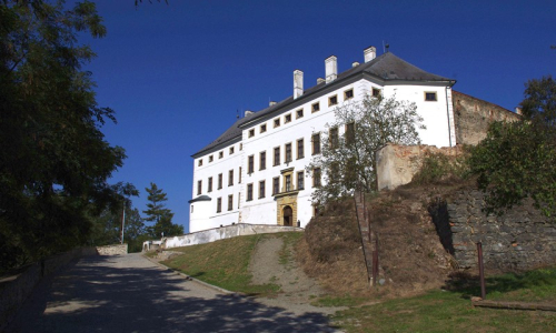 Z&aacute;mek v &Uacute;sově skr&yacute;v&aacute; uvnitř př&iacute;jemn&eacute; překvapen&iacute;.