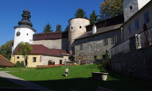 N&aacute;dvoř&iacute; z&aacute;mku s dětsk&yacute;m hři&scaron;těm, př&iacute;jemn&eacute; pauza pro rodiny s dětmi.
