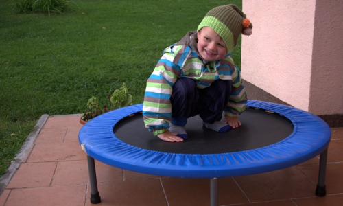 &Scaron;imon zkou&scaron;&iacute; sk&aacute;kat na trampol&iacute;ně.