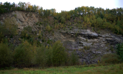 Lom u ledče, na prav&eacute; straně je ložisko erlanu.