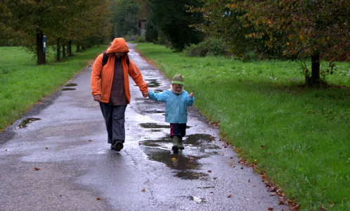 &Scaron;imon sk&aacute;če do kaluže.
