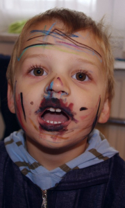 &Scaron;imon si s&aacute;m pomaloval obličej jako čern&yacute; levhart.