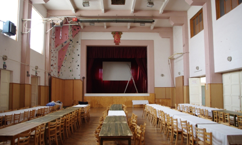 S&aacute;l ledečsk&eacute; sokolovny před zač&aacute;tkem zdoben&iacute;.