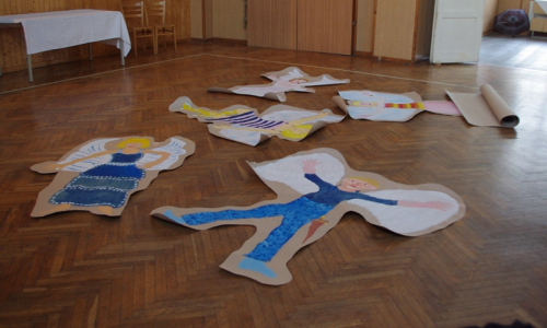 And&iacute;lci z pap&iacute;ru jsou d&iacute;lo dět&iacute; ze ZU&Scaron;, kter&eacute; se samy obkreslily.