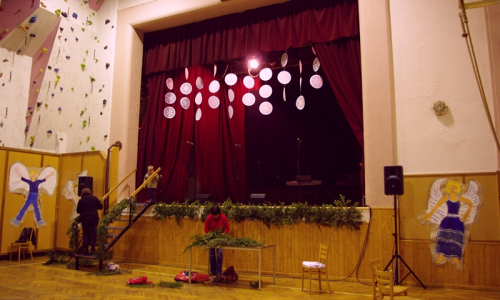 Během zdoben&iacute; mezi n&aacute;mi pob&iacute;haj&iacute; oba kluci.