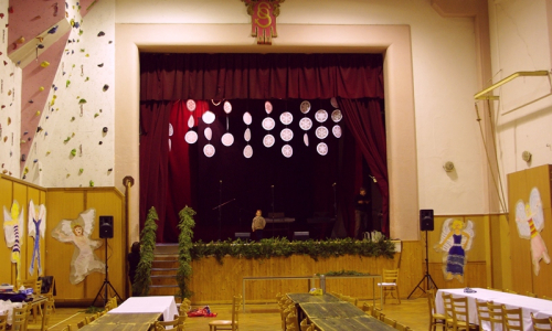 P&oacute;dium je připraveno na adventn&iacute; koncert.