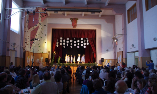 Druh&yacute; den je sokolovna pln&aacute; a koncert je v pln&eacute;m proudu.