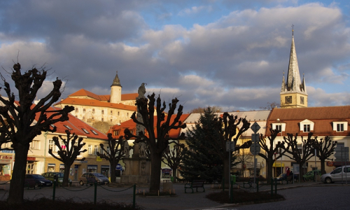 Ledčsk&eacute; n&aacute;měst&iacute; v netypick&eacute;m zimn&iacute;m světle.