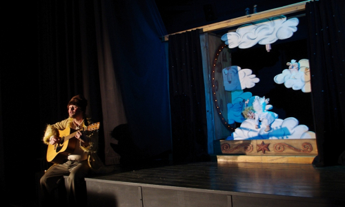 Div&aacute;ci zkou&scaron;&iacute; anděl&iacute;čka vzbudit p&iacute;sničkou.