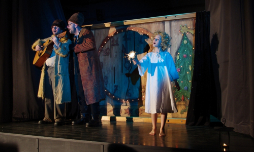 Z&aacute;věrečn&eacute; zp&iacute;v&aacute;n&iacute; koledy, zp&iacute;v&aacute; cel&eacute; divadlo.