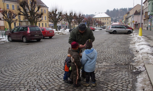 Děda vynd&aacute;v&aacute; kouzeln&yacute; ko&scaron;&iacute;k.
