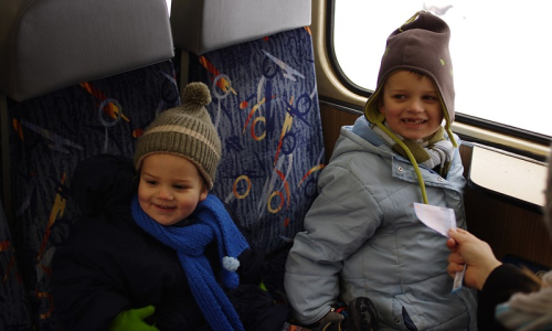 Kluci se raduj&iacute;, jedou na v&yacute;let vl&aacute;čkem.