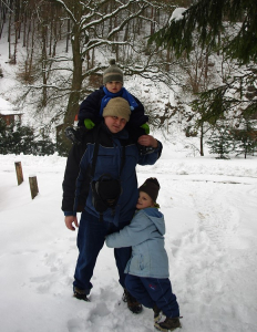 Oba kluci s tat&iacute;nkem před v&yacute;stupem na zř&iacute;ceninu.