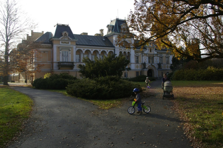 Vyj&iacute;žd&iacute;me od z&aacute;mku ve Světl&eacute; nad S&aacute;zavou.