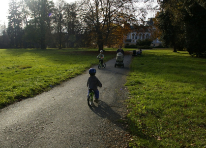 Matěj jezd&iacute; na odr&aacute;žedle rychleji než &Scaron;imon na koloběžce.