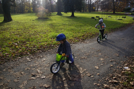 Kluci jedou podzin&iacute;m lesoparkem ve Světl&eacute; nad S&aacute;zavou.