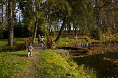 Kolem rybn&iacute;čku sed&iacute; ryb&aacute;ři, přej&iacute;žd&iacute;me přes most a vrac&iacute;me se zpět.