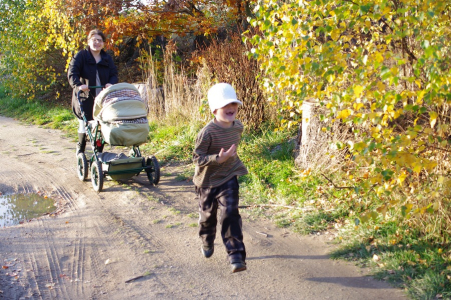 &Scaron;imon běž&iacute; před koč&aacute;rkem při v&yacute;letu do Vil&eacute;movic.