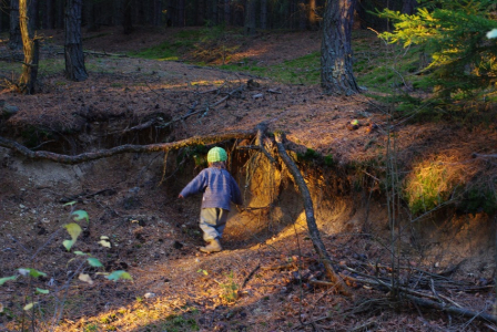 Matěj prozkoum&aacute;v&aacute; d&iacute;ry ve svahu.