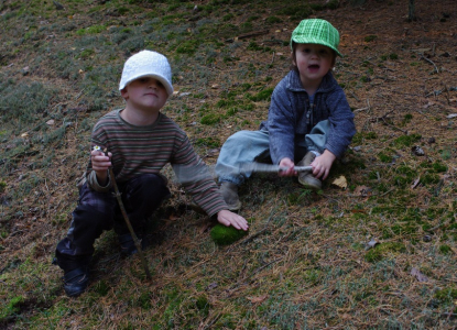 Kluci zkoumaj&iacute; mech&aacute;čky a ř&aacute;d&iacute;.