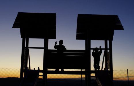 Už je soumrak, ale kluci si je&scaron;tě &scaron;li pohr&aacute;t na dětsk&eacute; hři&scaron;tě.