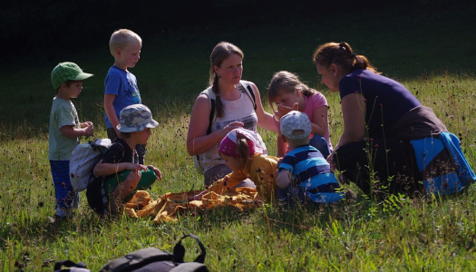 Eva připravuje pozn&aacute;vačku pro děcka.