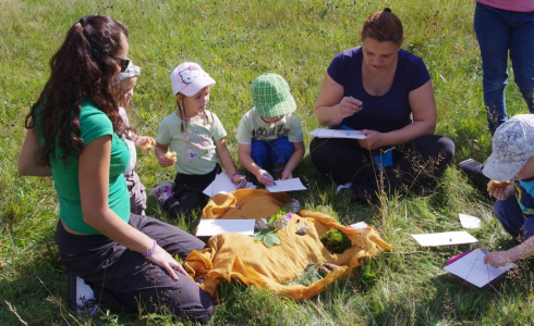 Je to par&aacute;da, když můžu děti vyložit na tr&aacute;vu a nestarat se o ně.