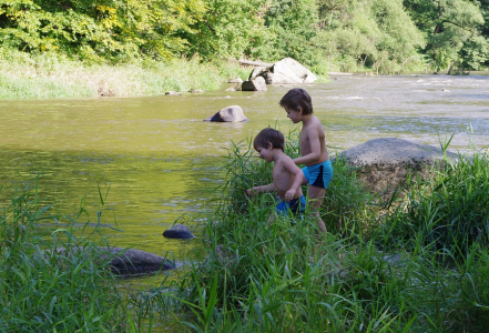 Kluci se jdou koupat do S&aacute;zavy.